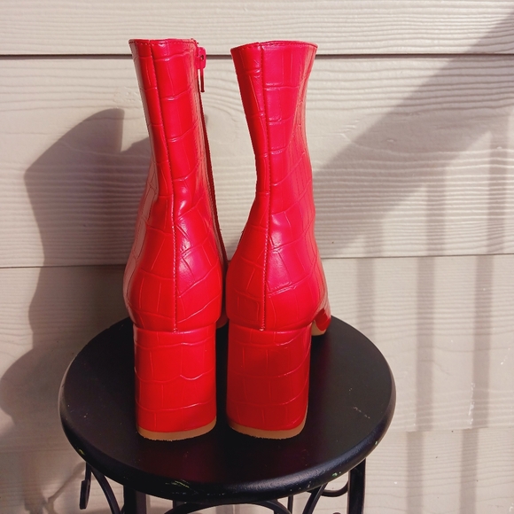 Red textured ankle boots - Picture 3 of 6